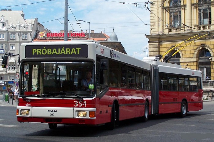 Ehemaliger Eberswalder Gelenkobus Nr. 036 vom österreichischen Typ ÖAF Gräf & Stift NGE 152 M17 in Budapest/H
mit der Wagen-Nr. 351 am Keleti Pályaudvar